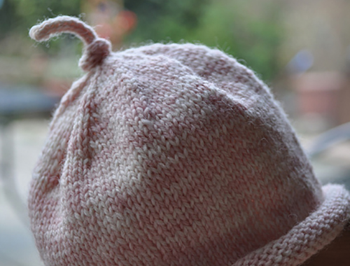 Tricoter un bonnet bébé tricoté Easy Peasy Newborn Sock Hat par Keri McKiernan